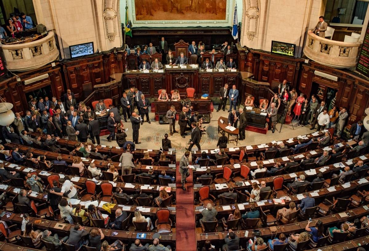 Deputados v&atilde;o analisar projetos de lei e PEC - Julia Passos/ Alerj