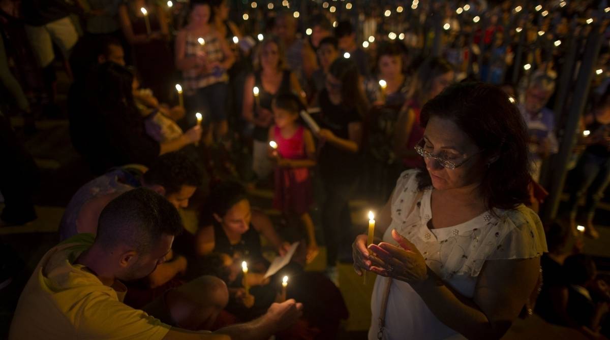 Pessoas rezam do lado de fora da Igreja Matriz de Brumadinho