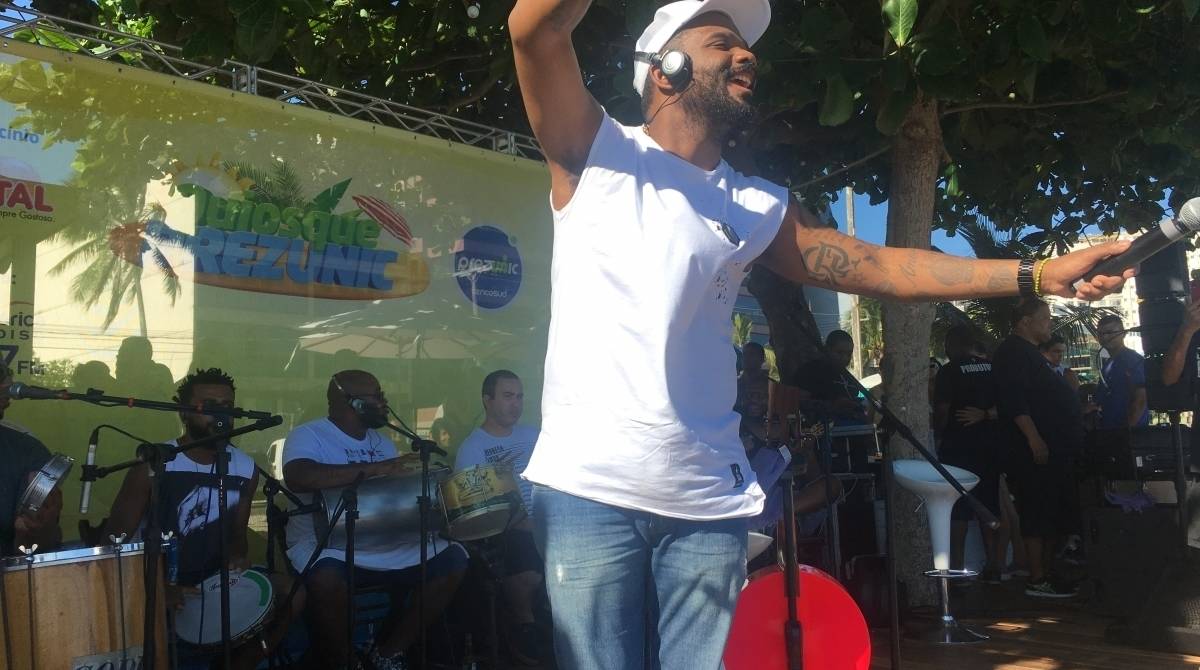 Cantor de samba Arlindinho