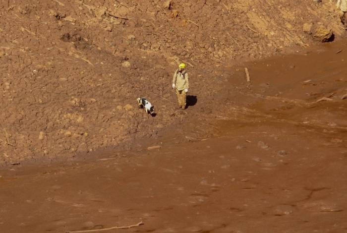 Bombeiro trabalha na busca por vítimas da tragédia de Brumadinho 