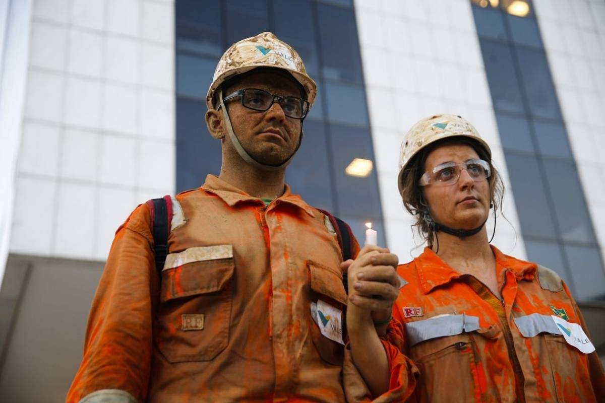 Manifestantes fazem protesto contra a Vale em frente à sede no Rio de Janeiro, na Praia de Botafogo, pelo rompimento da barragem em Brumadinho.