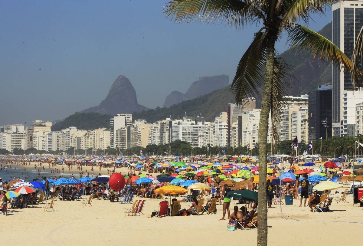 Dia de lazer na Zona Sul. Na foto, a praia do Leme.Estefan Radovicz / Ag - Estefan Radovicz / Agência O Dia   