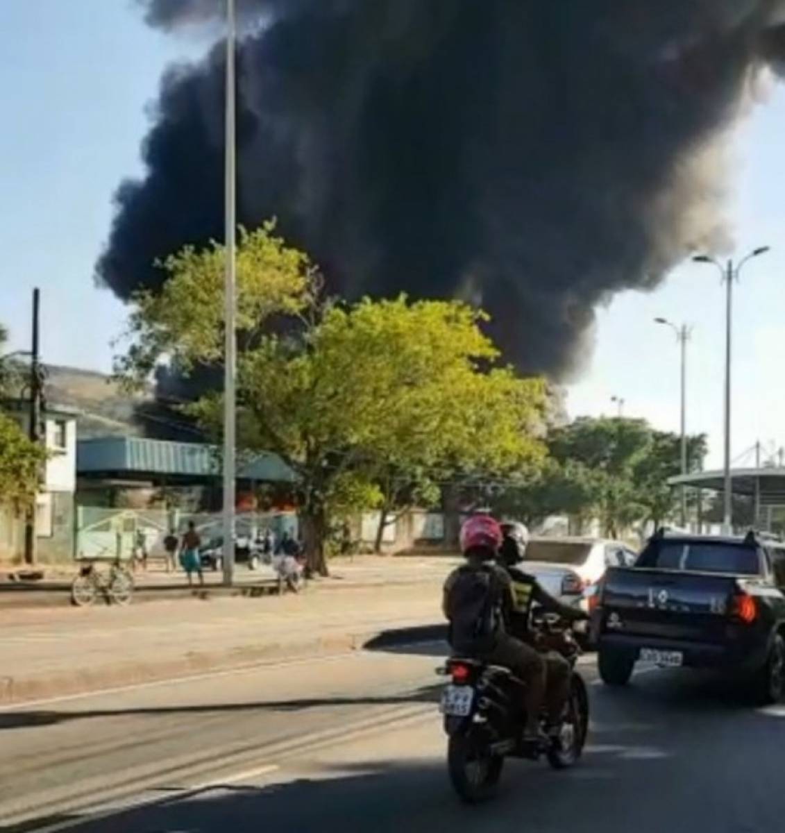Incêndio atinge imóvel em Paciência, na Zona Oeste do Rio, na manhã deste sábado - Twitter / Centro de Operações