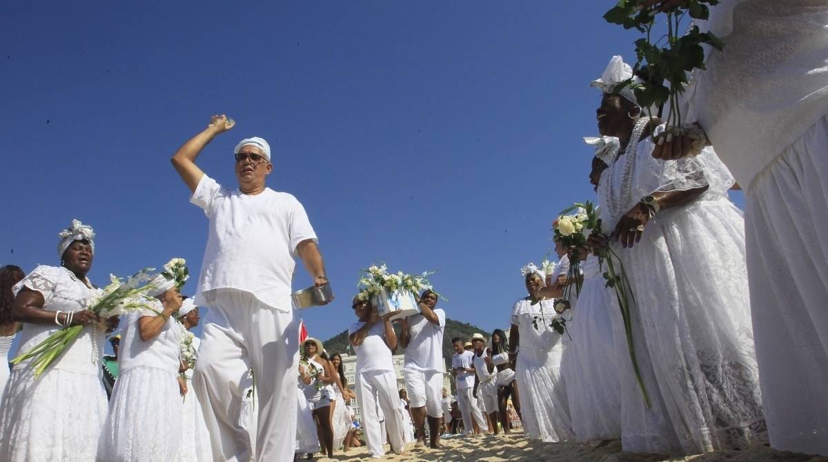 Integrantes da Escola de Samba Renascer de Jacarepaguá, homenageiam em Copacabana, Iemanjá, que é tema do enredo da escola para esse ano.   