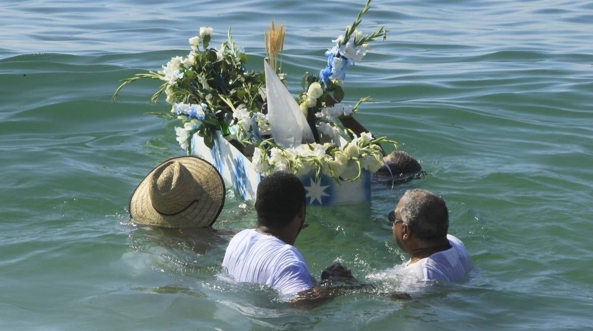 Integrantes da Escola de Samba Renascer de Jacarepaguá, homenageiam em Copacabana, Iemanjá, que é tema do enredo da escola para esse ano.   