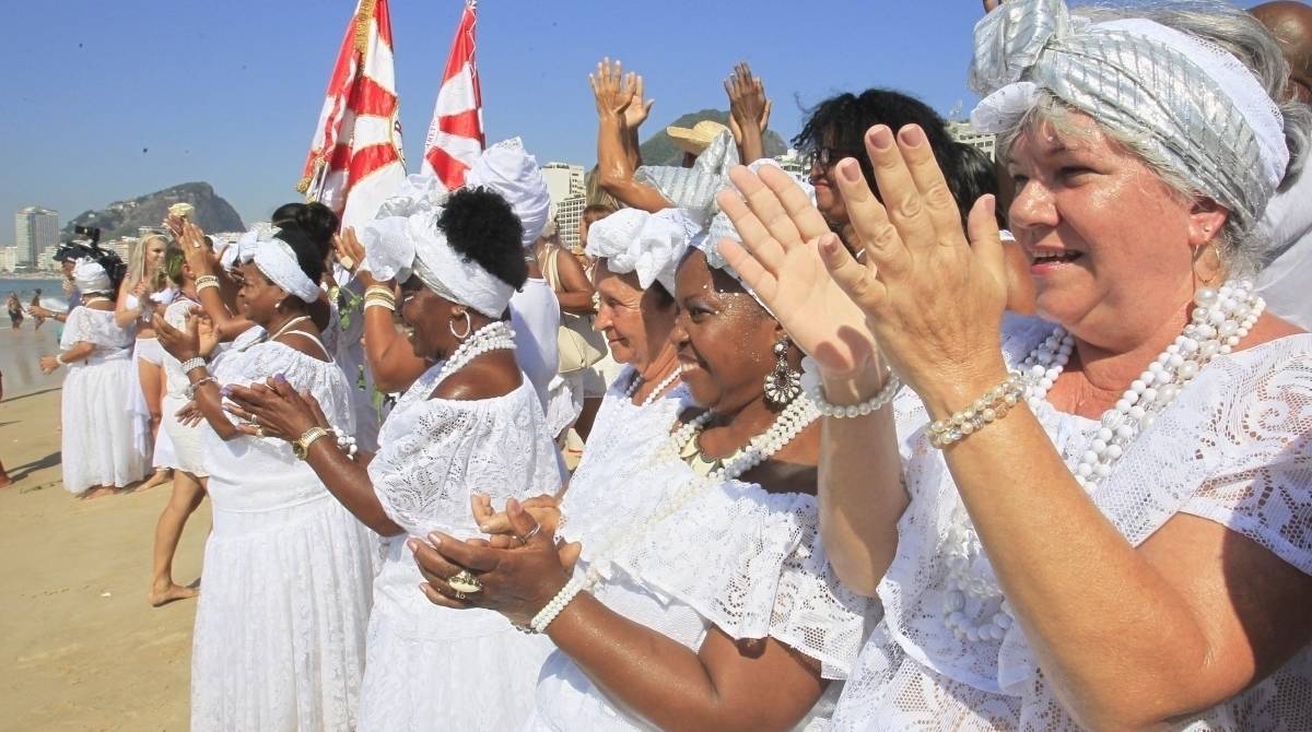 Integrantes da Escola de Samba Renascer de Jacarepaguá, homenageiam em Copacabana, Iemanjá, que é tema do enredo da escola para esse ano.   