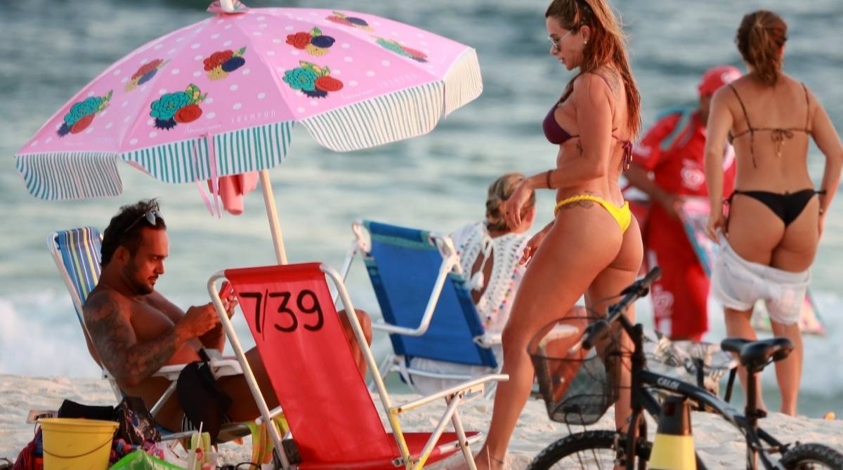 Dany Bananinha curte dia de praia