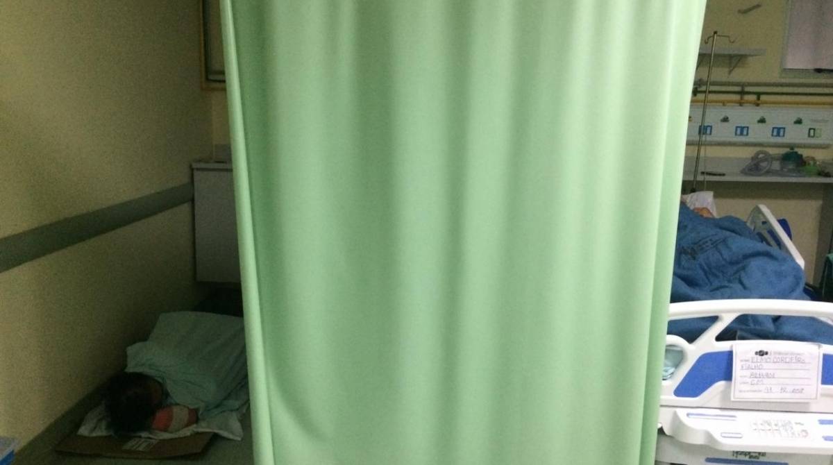 Sala de hipodermia na gestão passada, com pacientes deitados no chão