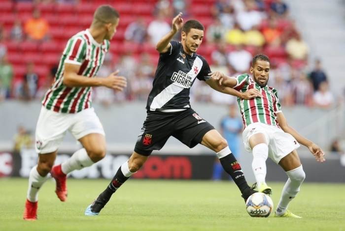 Vascaíno Thiago Galhardo disputa a jogada com Everaldo: gramado ruim prejudicou