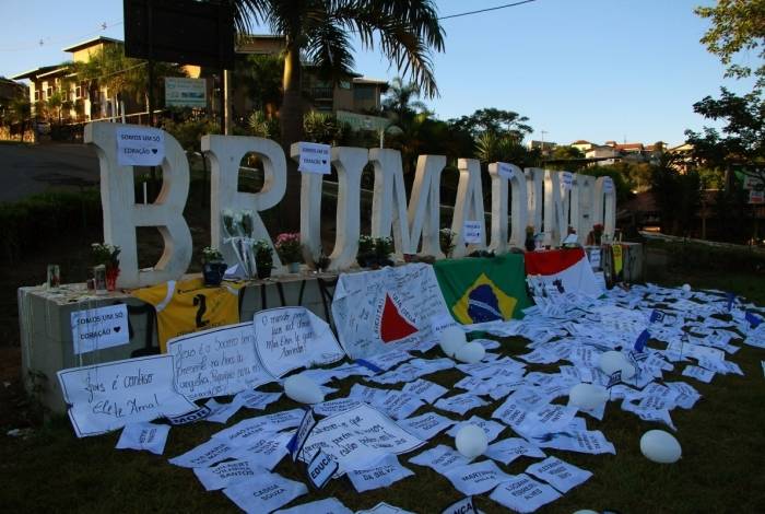 Nomes de vítimas são vistos no letreiro na entrada da cidade de Brumadinho (MG