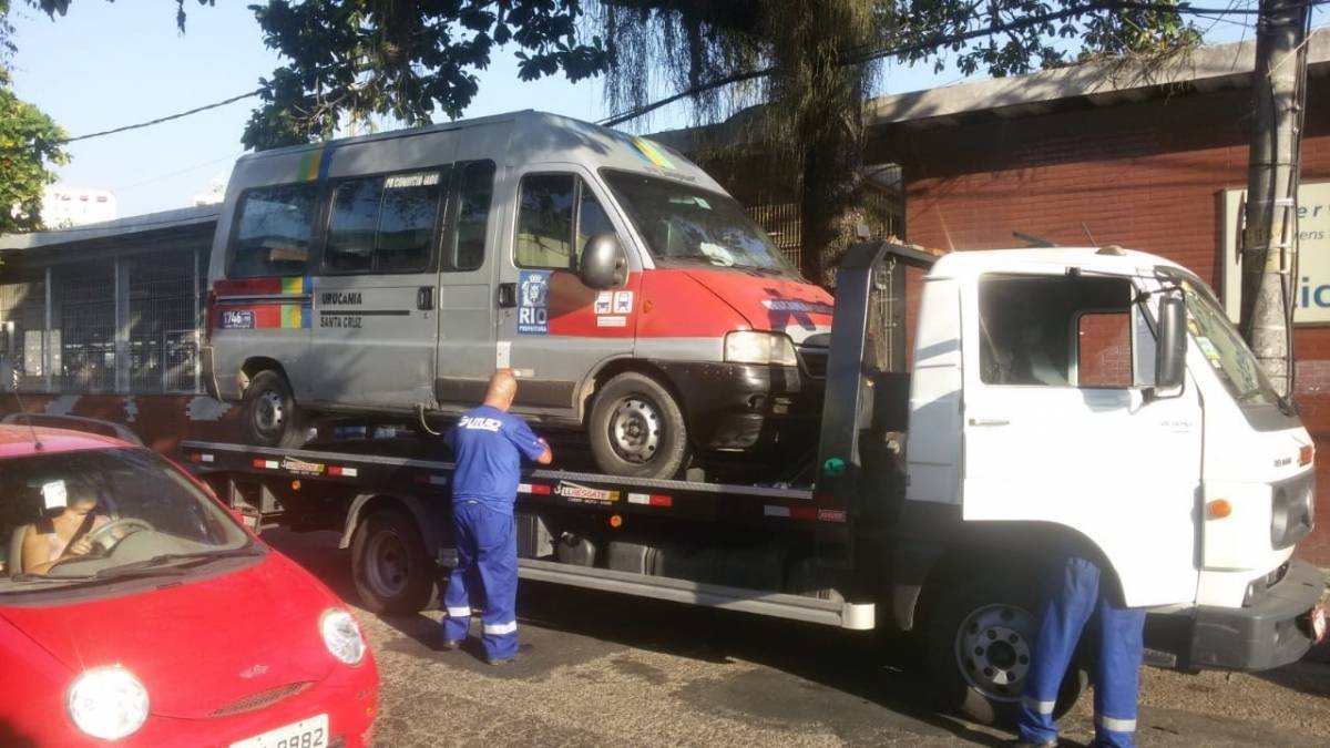 Fiscais aplicam 51 autuações e removem 14 vans - Divulgação