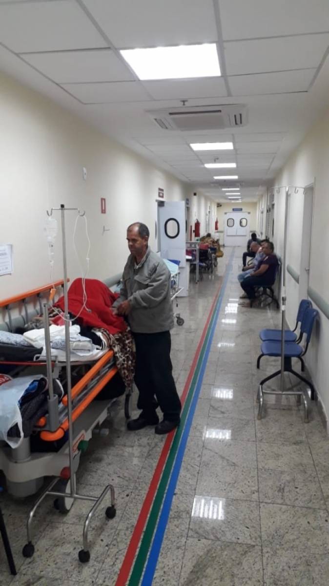 Macas no corredor do Hospital Geral de Bonsucesso