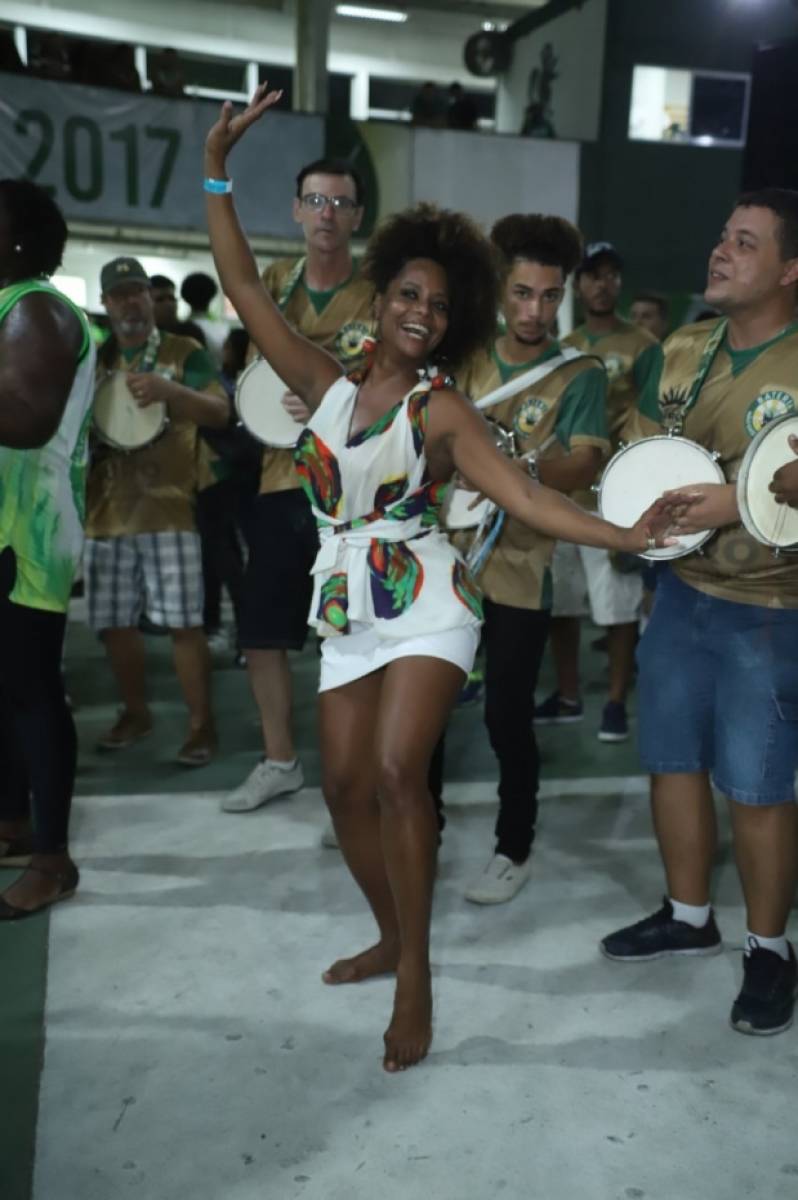 Adriana Bombom cai no samba na quadra da Mocidade