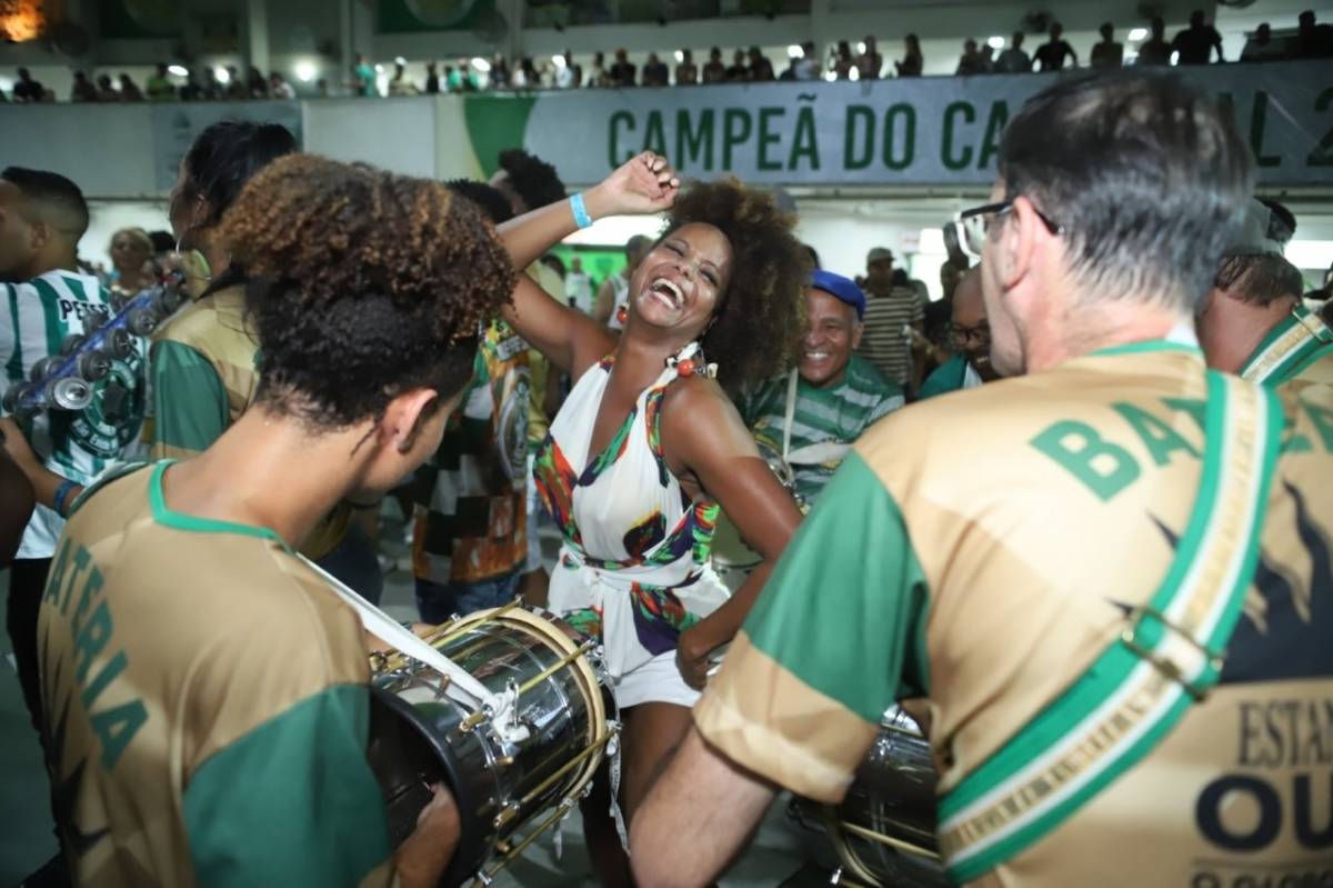 Adriana Bombom cai no samba na quadra da Mocidade - Daniel Pinheiro/AgNews 