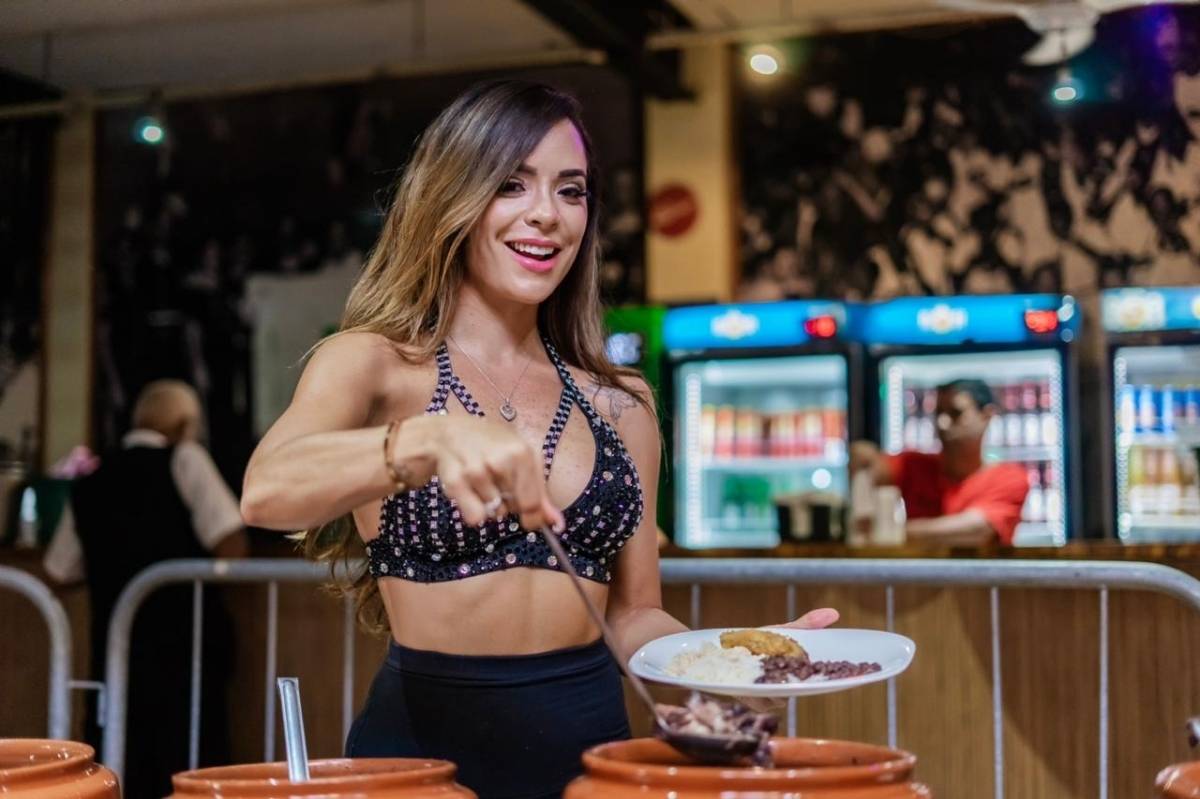 Musa do Bola Preta Denise Dias prestigia feijoada do bloco