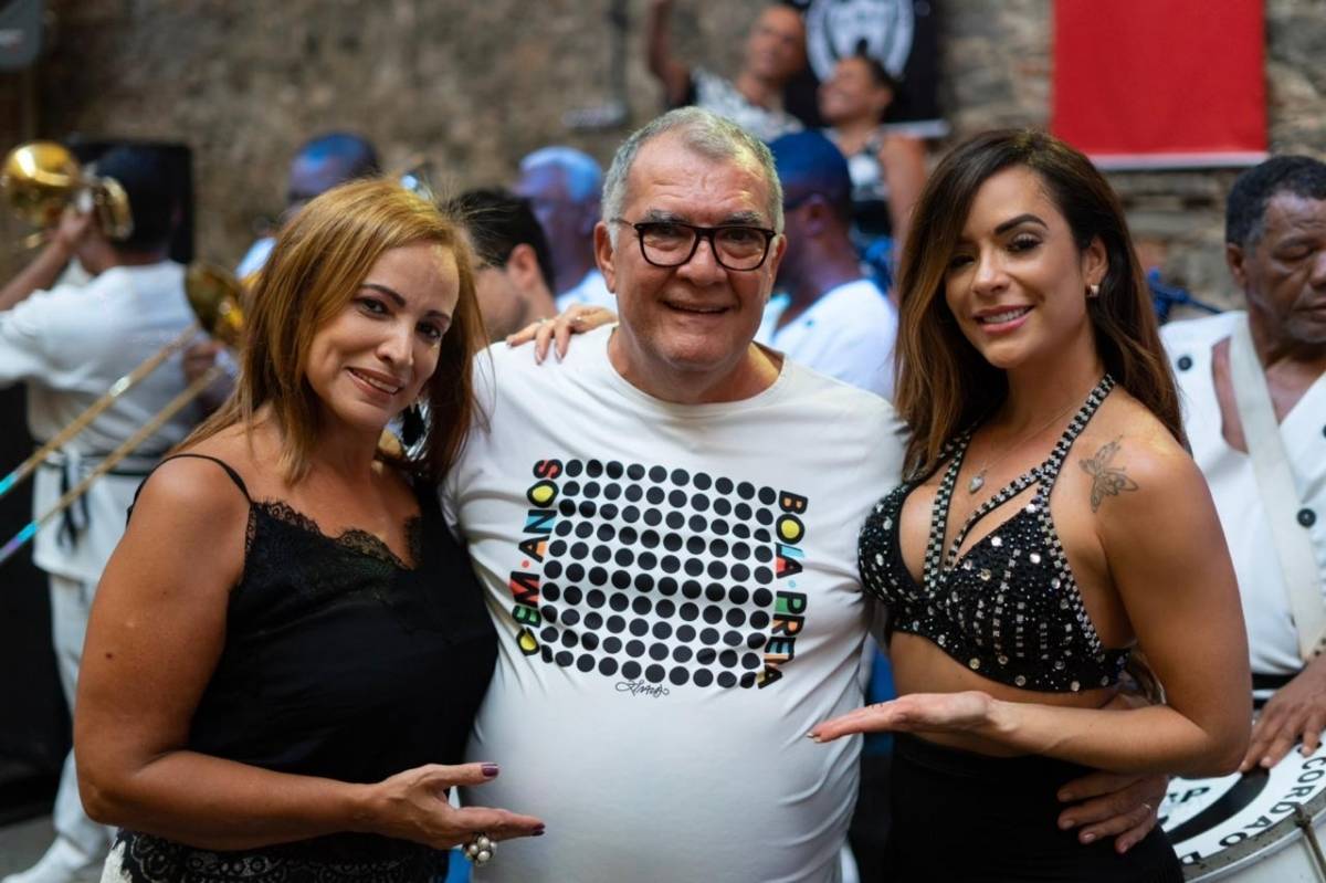 Musa do Bola Preta Denise Dias prestigia feijoada do bloco