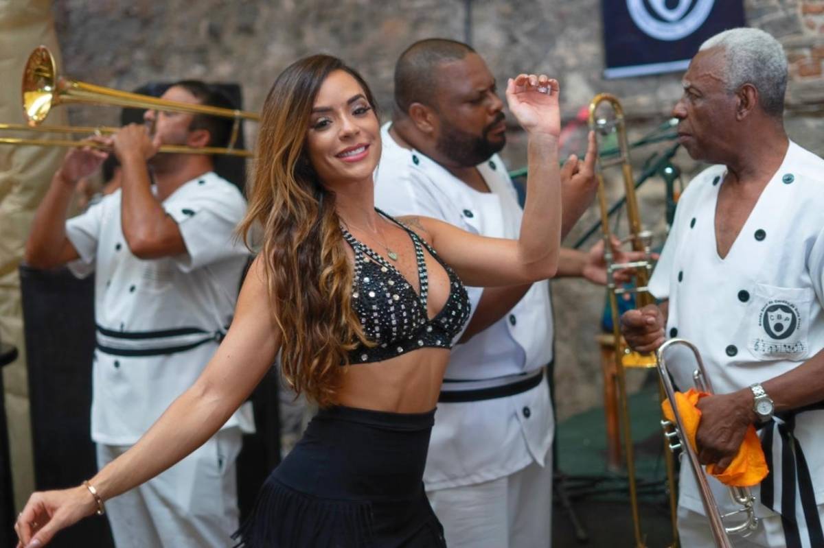 Musa do Bola Preta Denise Dias prestigia feijoada do bloco - Divulgação