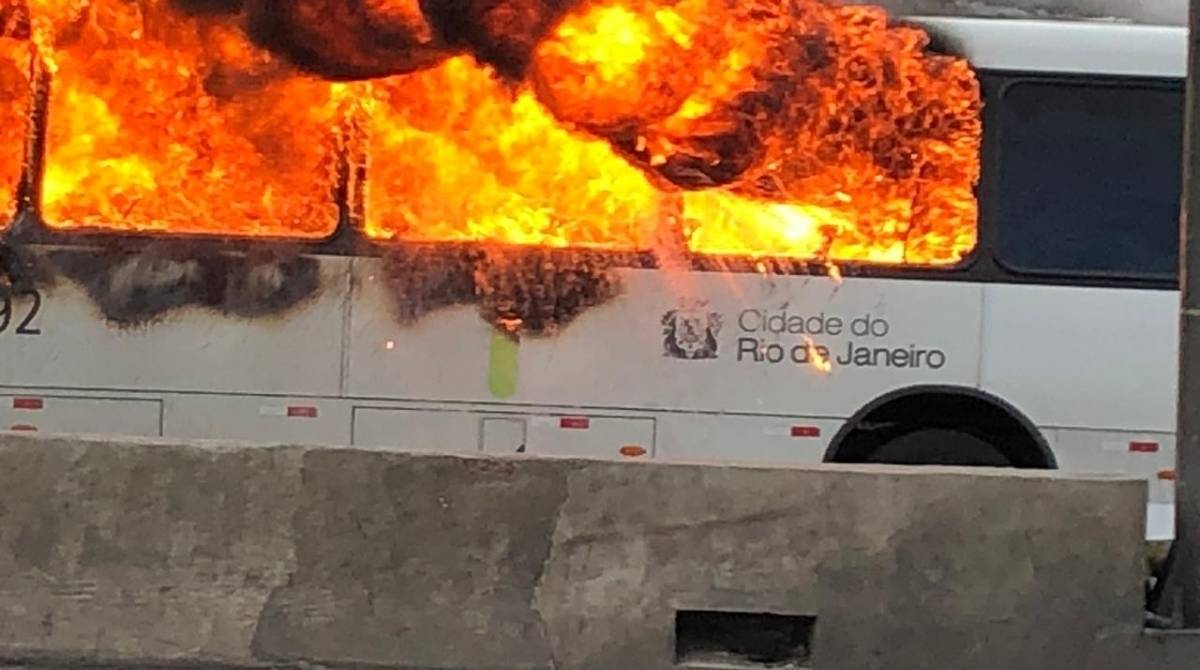 Ônibus pegou fogo na Avenida Brasil, em Parada de Lucas - Leitor WhatsApp O DIA (98762-8248)