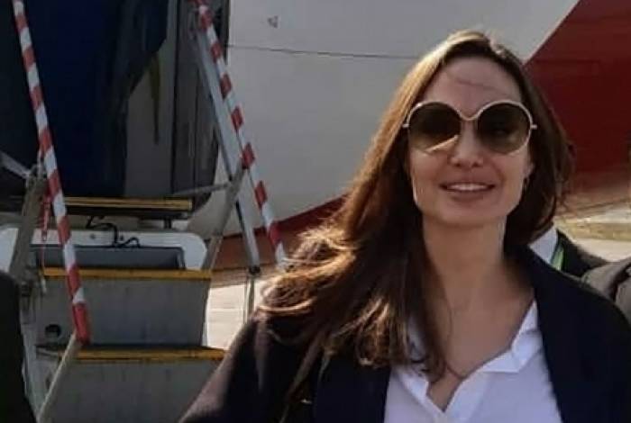 A atriz americana Angelina Jolie, enviada especial do Alto Comissariado das Nações Unidas para os Refugiados (Acnur), chega ao aeroporto de Cox's Bazar, no sul de Bangladesh  - STR / AFP