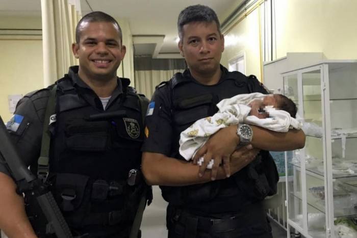 PMs levaram o bebê até uma unidade de saúde
