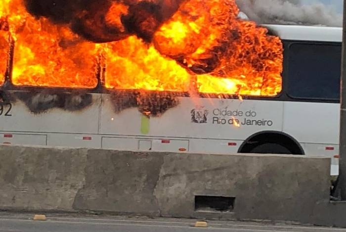 Ônibus pegou fogo na Avenida Brasil, em Parada de Lucas