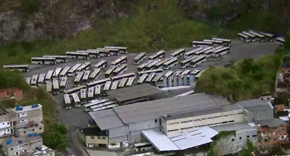 Ônibus da empresa não deixaram a garagem na manhã desta segunda