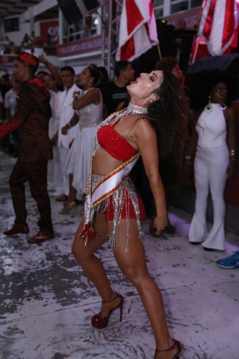 Modelo Luisa Langer durante a entrega da faixa de musa da Acad&ecirc;micos do Salgueiro