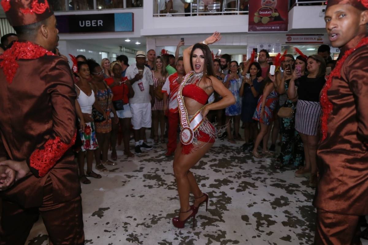 Modelo Luisa Langer durante a entrega da faixa de musa da Acad&ecirc;micos do Salgueiro