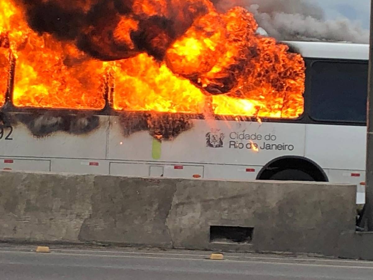 Ônibus pegou fogo na Avenida Brasil, em Parada de Lucas