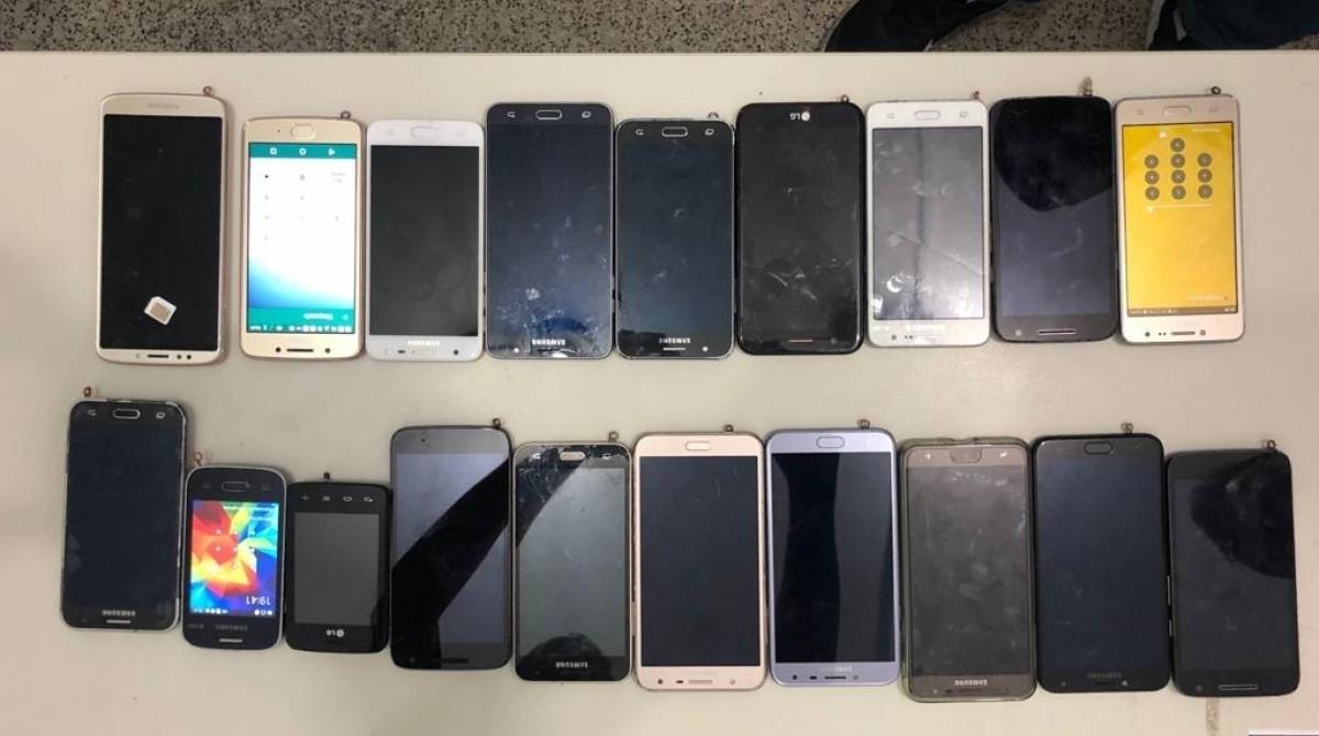 Celulares apreendidos em ação no Presídio Bandeira Stampa, após denúncia que miliciano de Rio das Pedras tinha telefones em sua cela