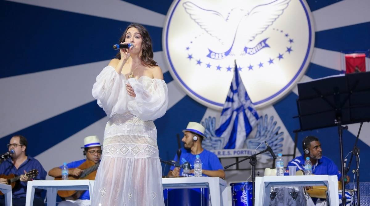 Roberta Sá durante apresentação na Feijoada da Família Portelense