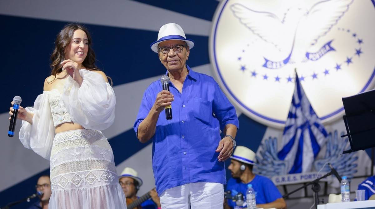Roberta Sá e Monarco durante apresentação na Feijoada da Família Portelense