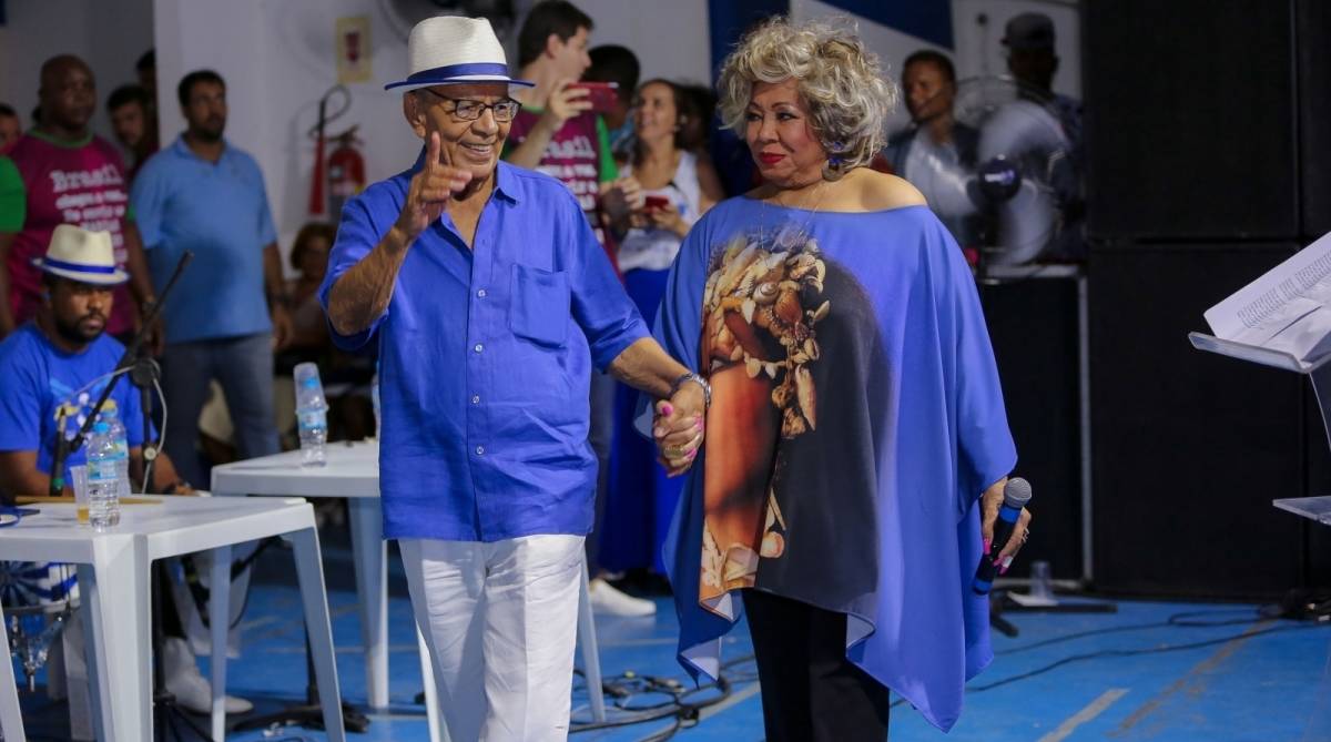 Alcione e Monarco durante apresentação na Feijoada da Família Portelense