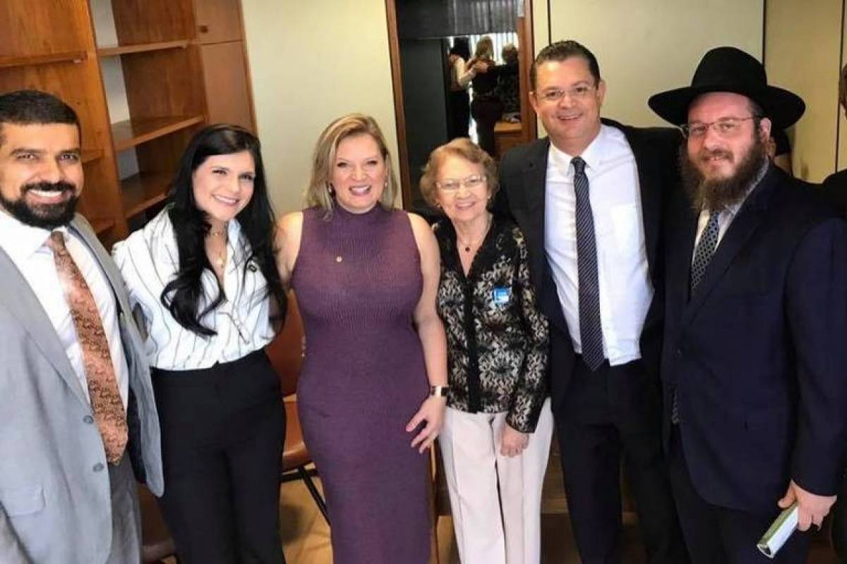 Deputada federal Joice Hasselmann (PSL-SP) chama rabino e pastor para 'exorcizar' gabinete 825 do Anexo 4 da Câmara, que já foi de Lula
