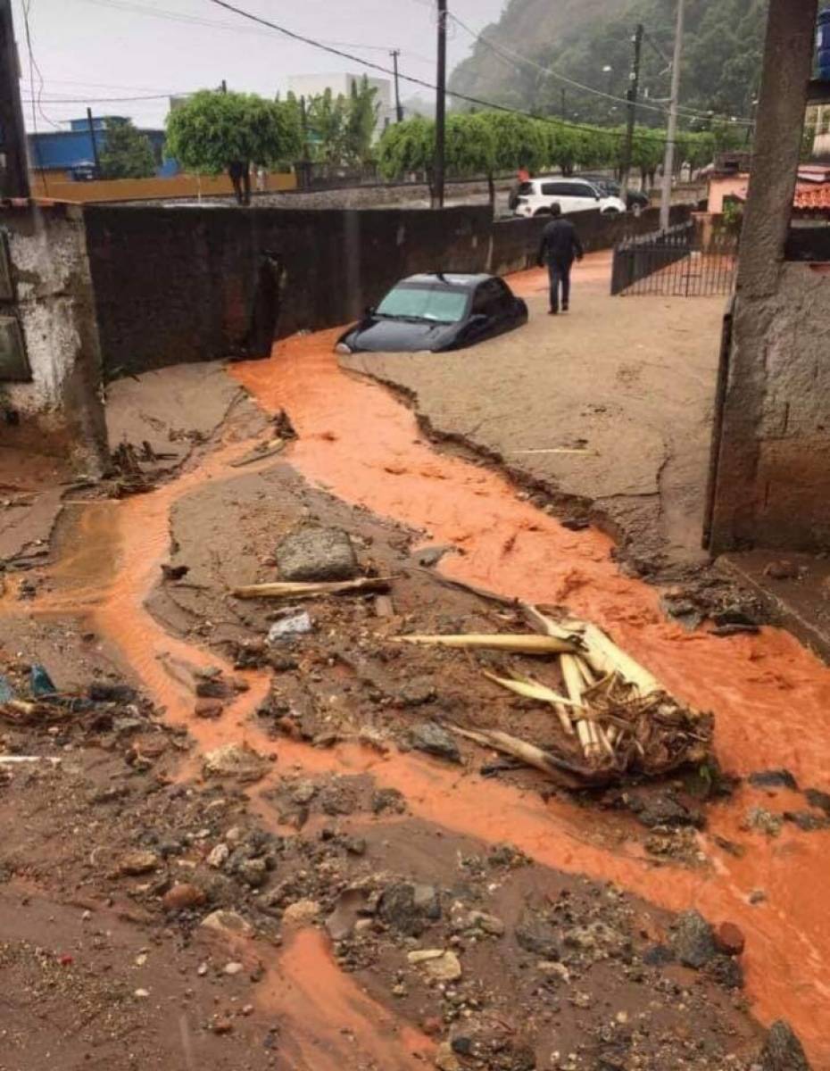 Cratera aberta após intensas chuvas no bairro Axixá, em Mangaratiba.
