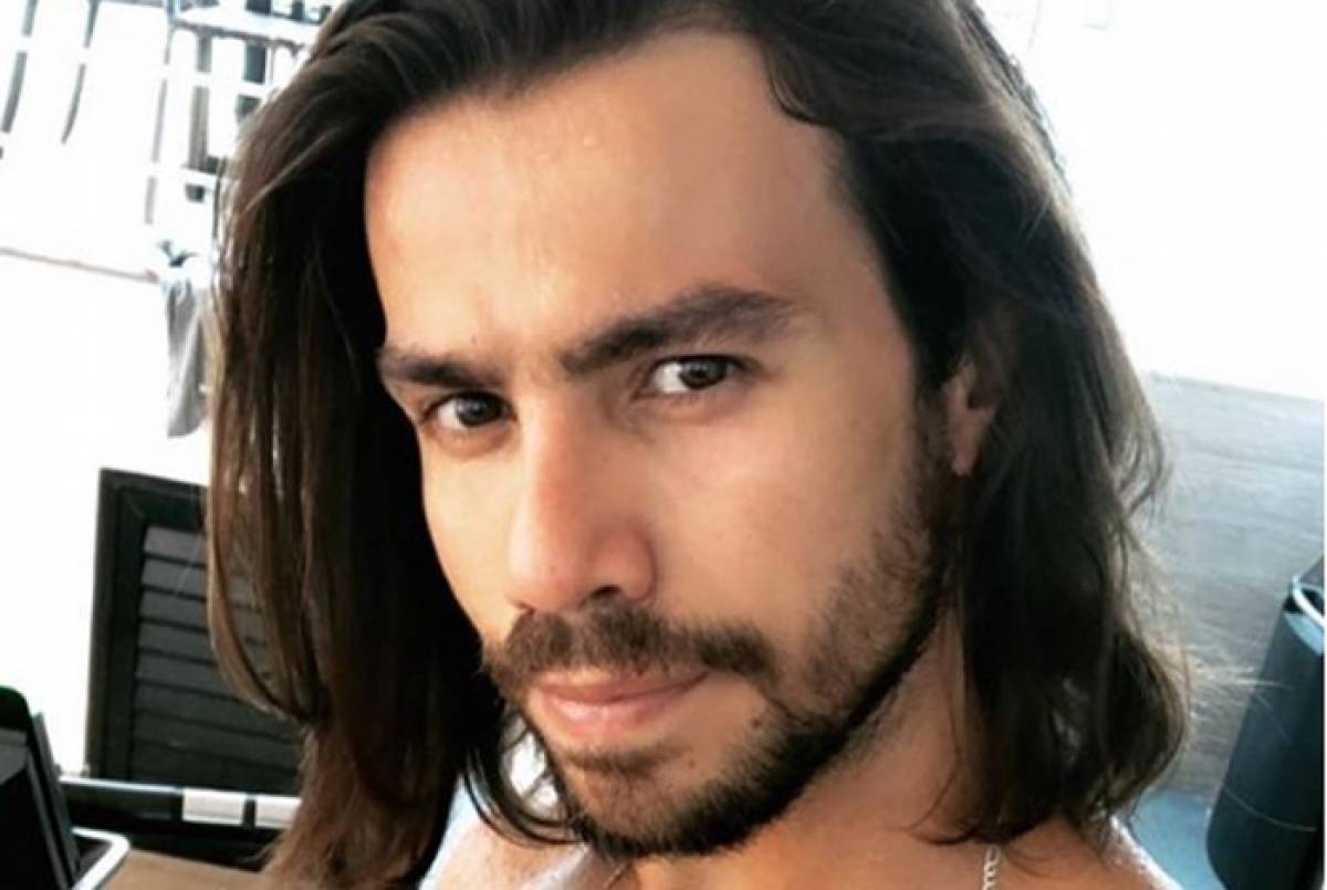 Mariano antes de cortar os cabelos