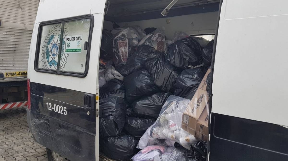 Cerca de 2 toneladas de produtos falsificados, entre roupas e calçados, foram apreendidos