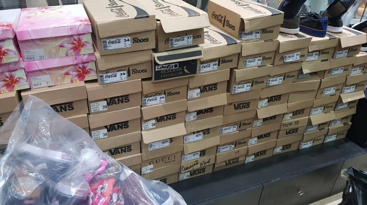 Cerca de duas toneladas de produtos foram apreendidos 