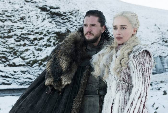 Kit Harington como Jon Snow e Emilia Clarcke como Daenerys Targaryen