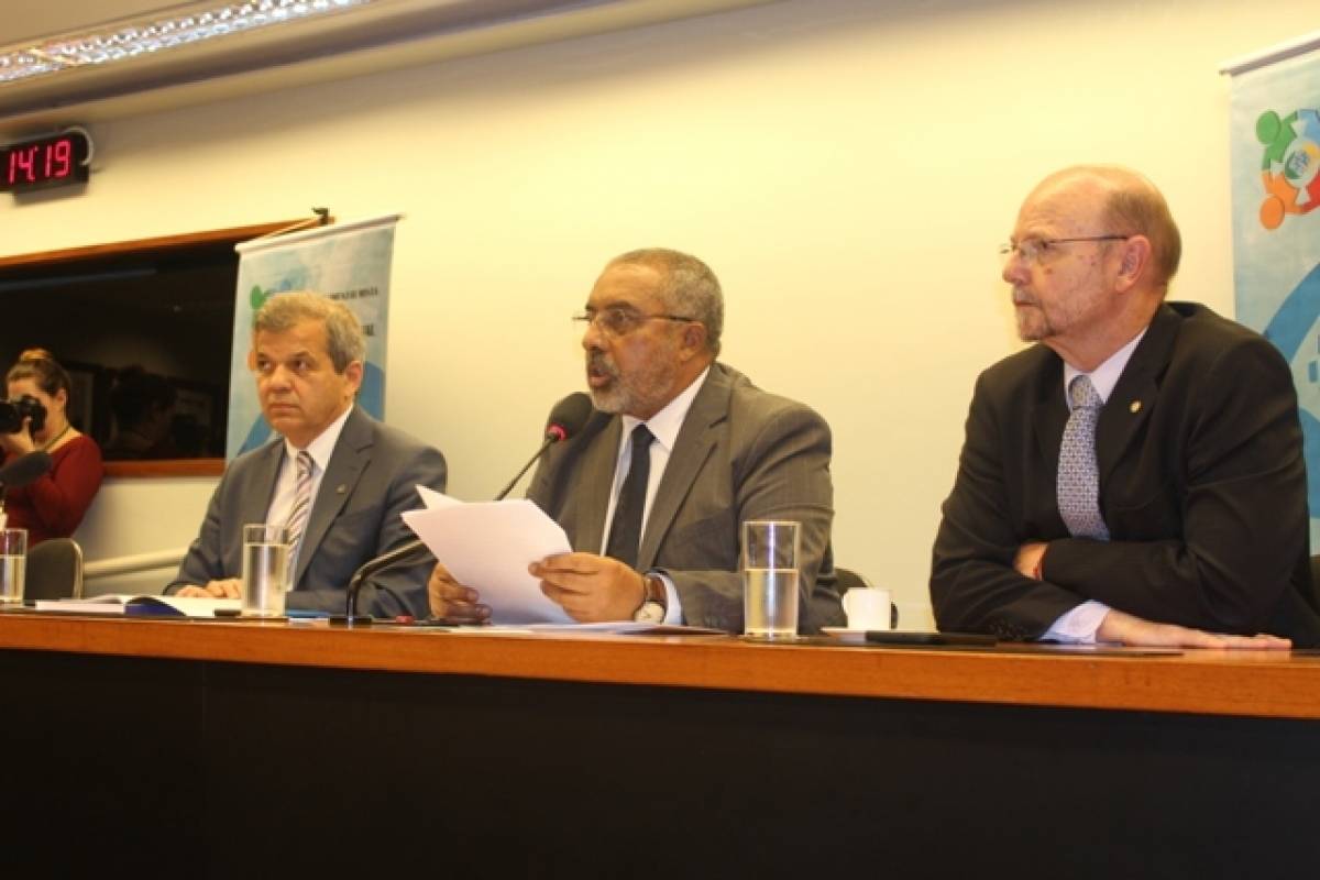 Presidente da Anfip, Floriano de Sá Neto, coordenou reunião, nesta quarta-feira, na Câmara, sobre o relançamento da Frente Parlamentar Mista em Defesa da Previdência. - Divulgação Anfip