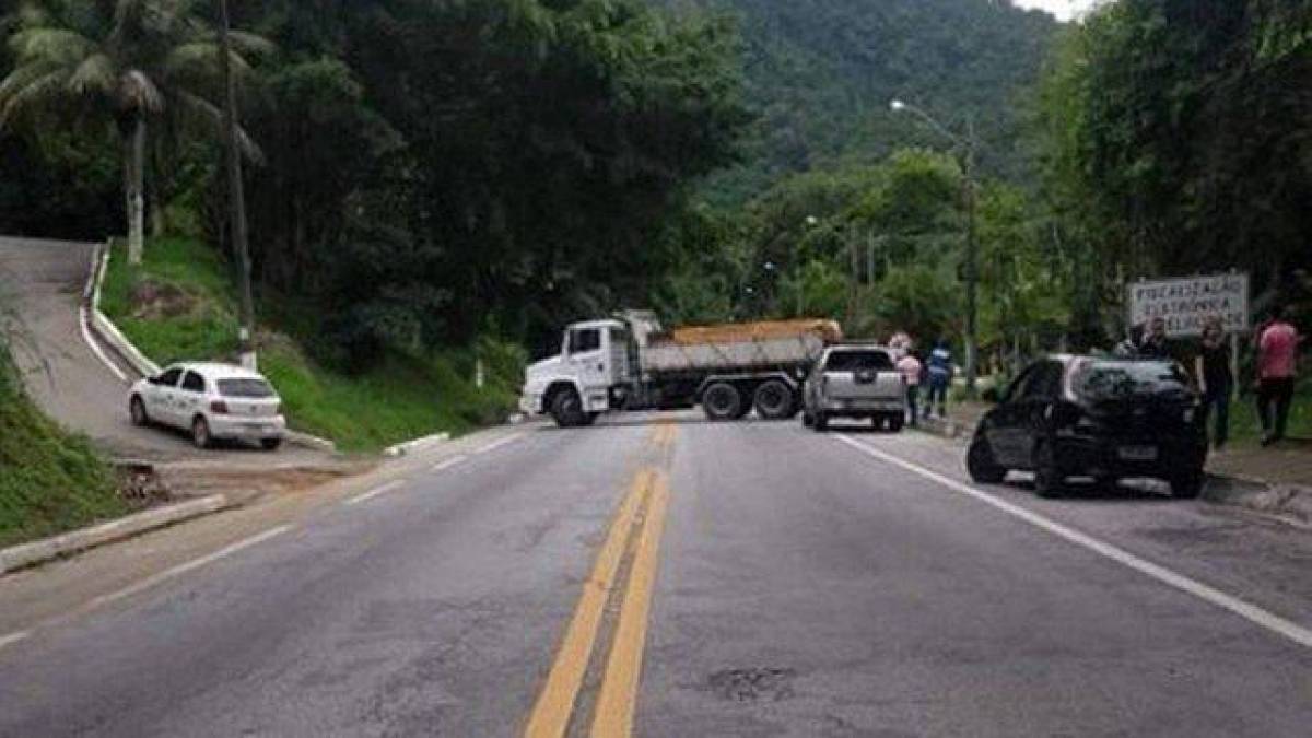 Intenso tiroteio assustou motoristas na Rodovia-Santos 