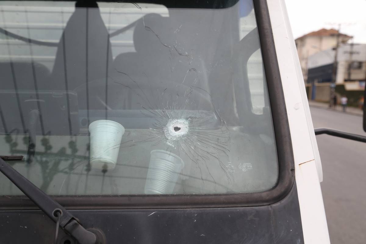 Caminhao que teve o motorista baleado, ficou na linha de tiro entre policiais e bandidos - Daniel Castelo Branco