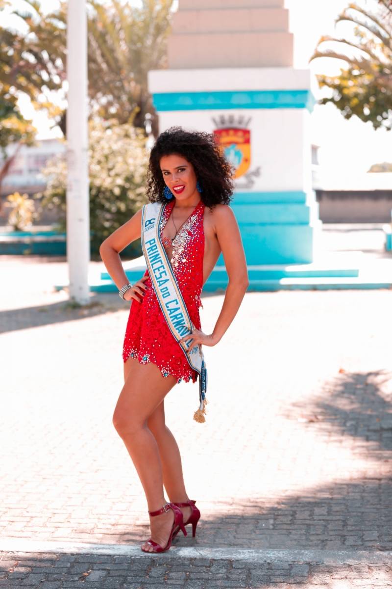 Musas de Duque de Caxias se preparam para brilhar na Sapucaí. Na foto, Luciene Santinha.