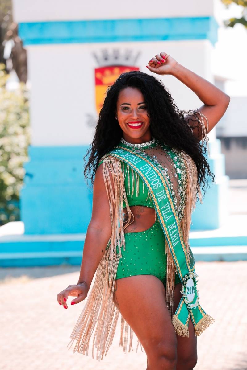 Musas de Duque de Caxias se preparam para brilhar na Sapucaí. Na foto, Marisa Furacão.