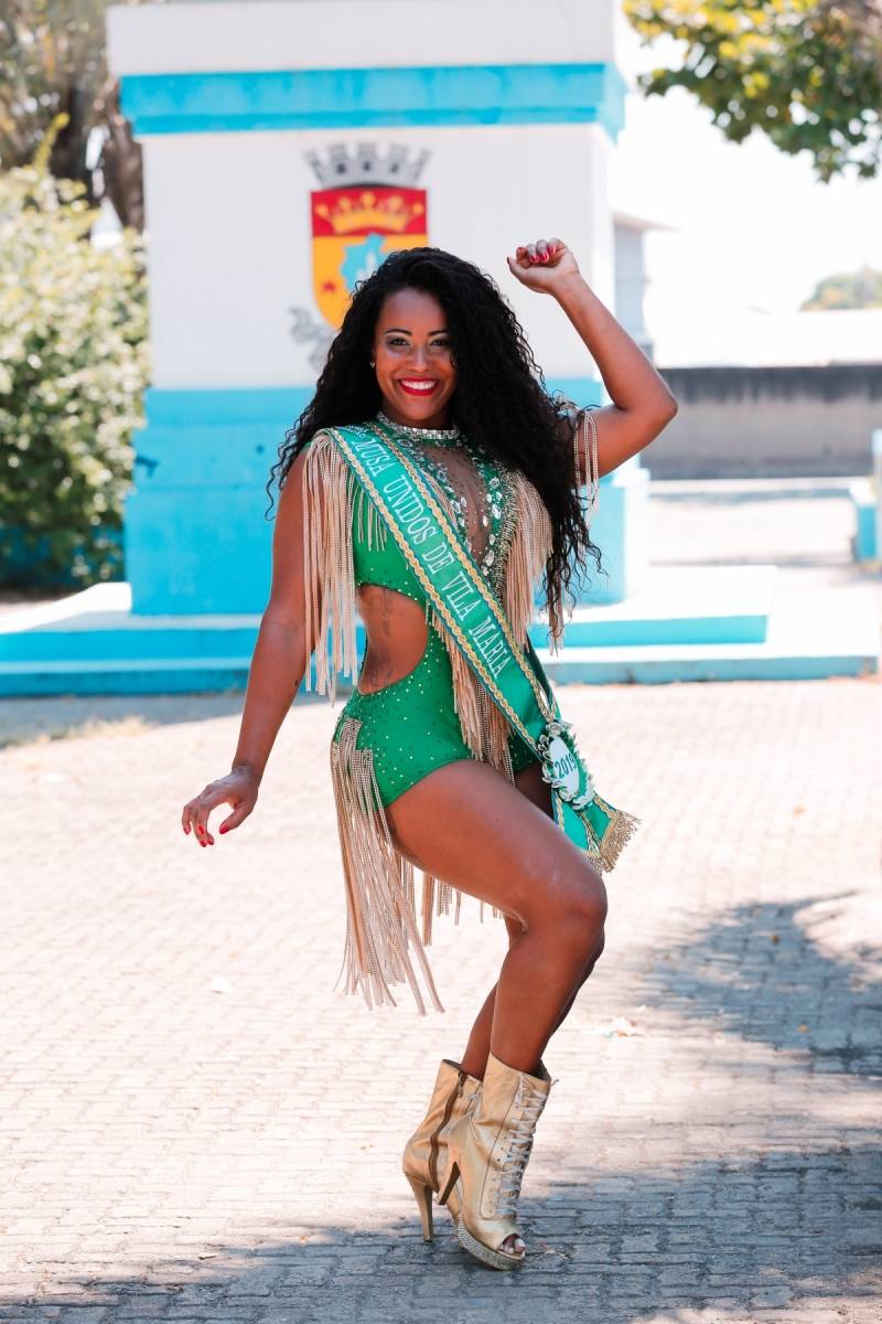 Musas de Duque de Caxias se preparam para brilhar na Sapucaí. Na foto, Marisa Furacão.