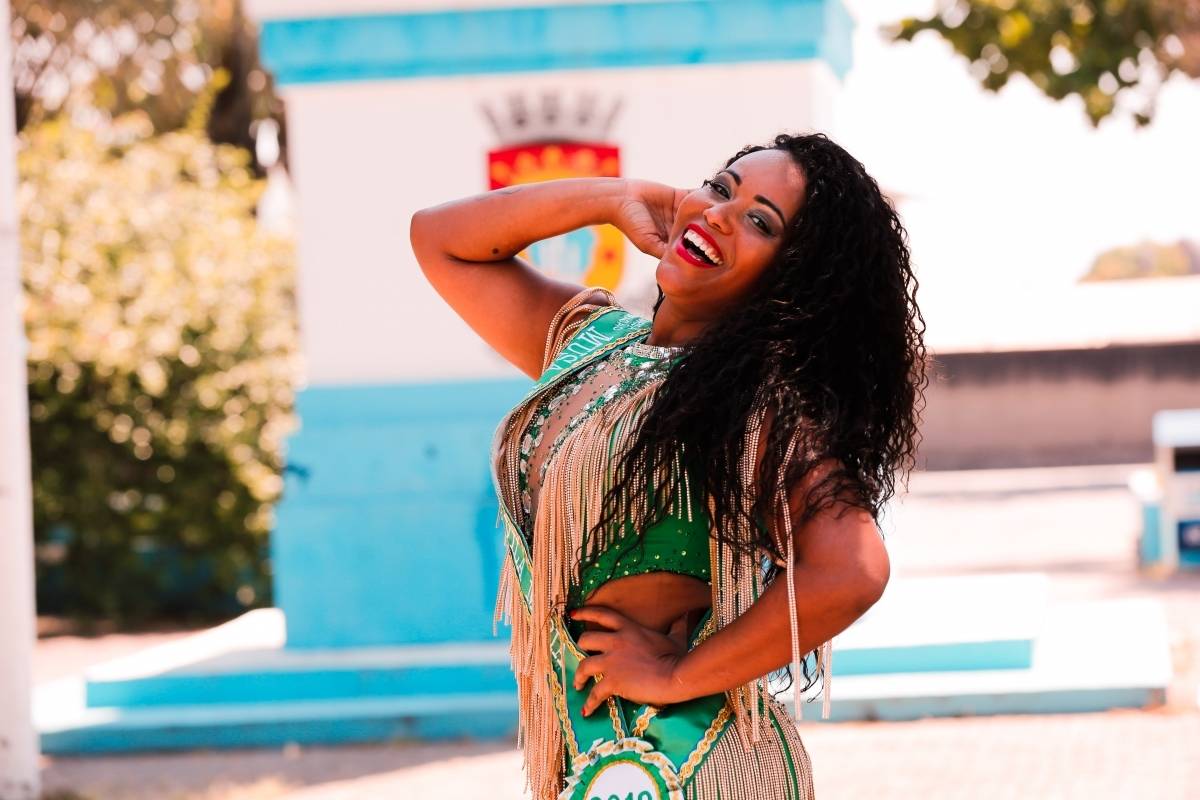 Musas de Duque de Caxias se preparam para brilhar na Sapucaí. Na foto, Marisa Furacão.