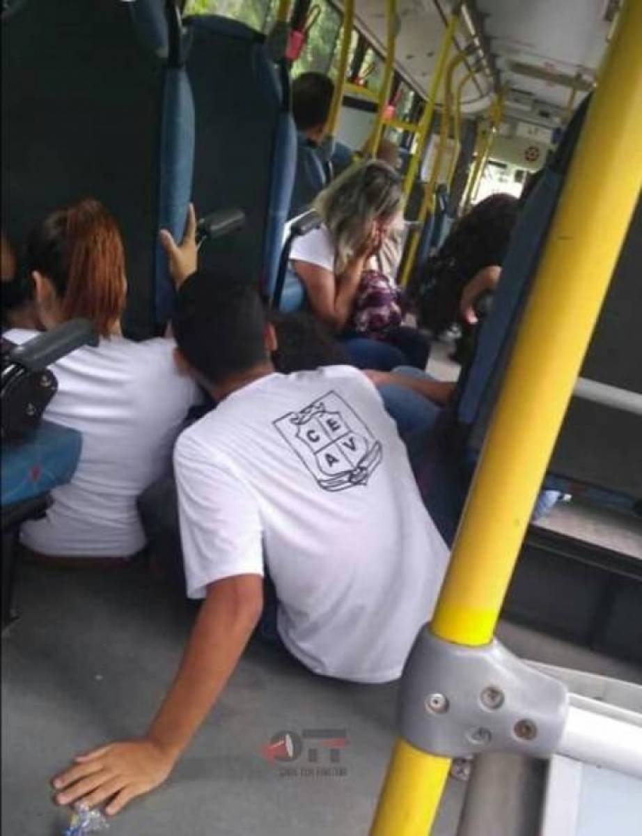 Passageiros se protegem dos disparos em ônibus, na Rio-Santos 