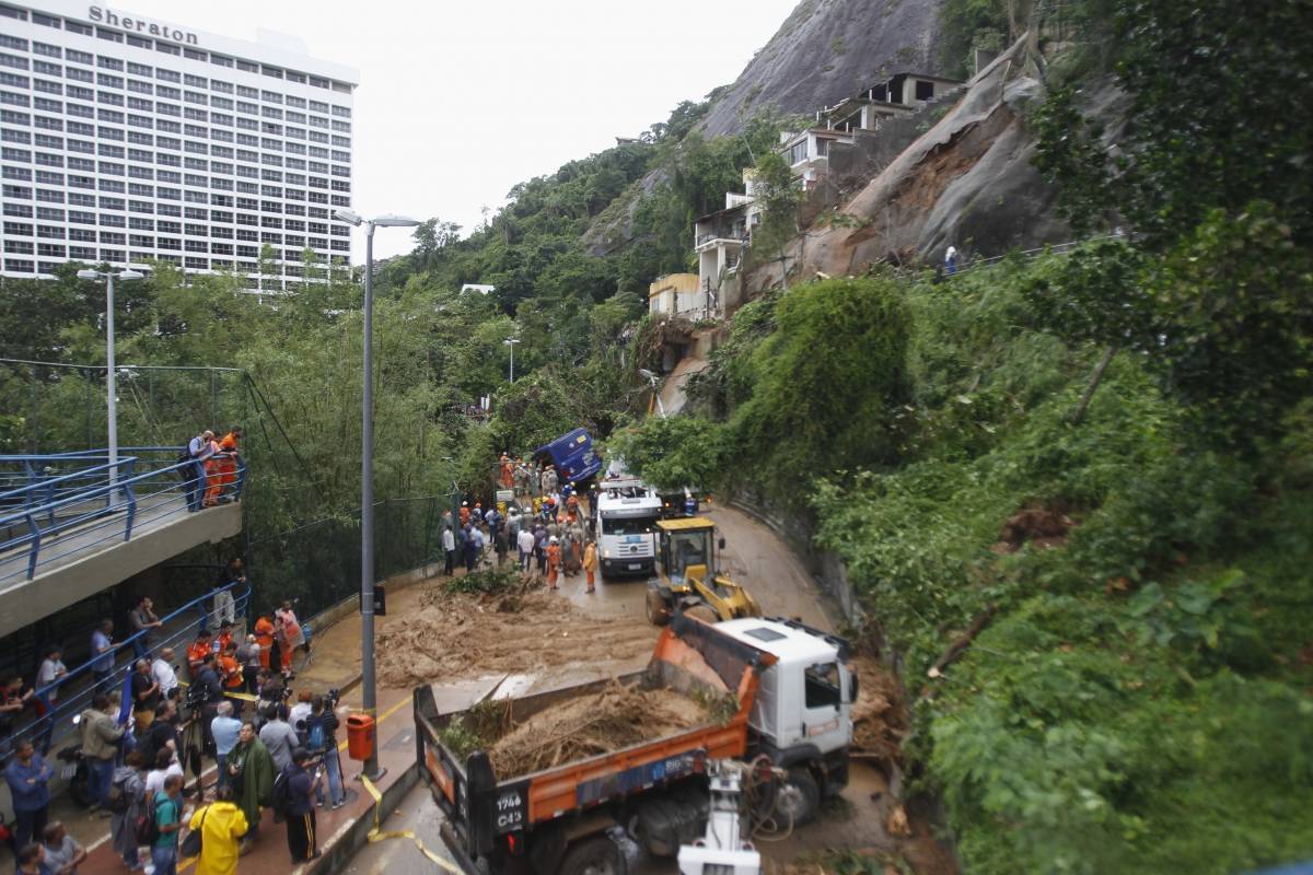 Rio, 07/02/2019 - Bombeiros trabalham na retirada de um ônibus que ficou soterrado na Avenida Niemeyer, após ser atingido por deslizamento de terras da Favela Vidigal, durante a forte chuva na noite de quarta-feira, 6 - Foto: Severino Silva/Agência O Dia