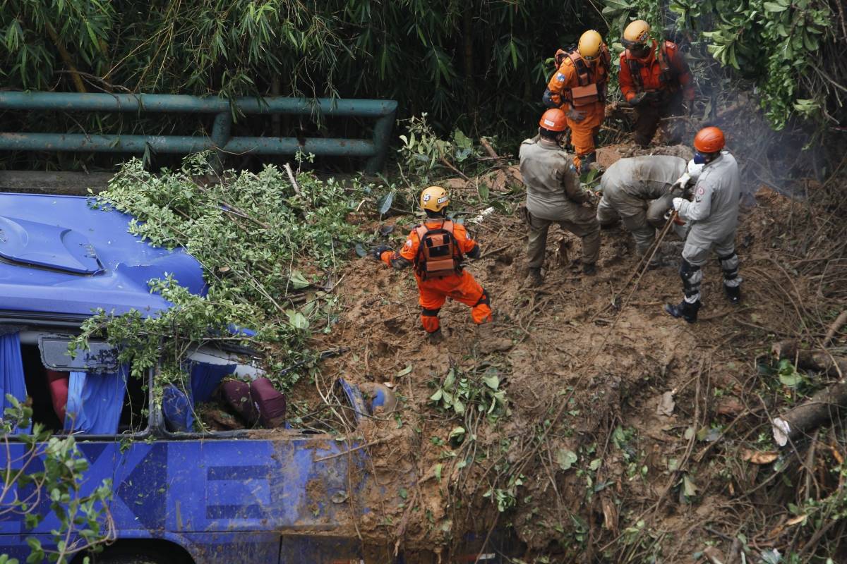 Rio, 07/02/2019 - &Ocirc;nibus fica soterrado ap&oacute;s ser atingido por deslizamento de terra da Favela do Vidigal, quando passava pela Avenida Niemeyer, durante o temporal da noite de quarta-feira (06). Foto: Severino Silva/Ag&ecirc;ncia O Dia