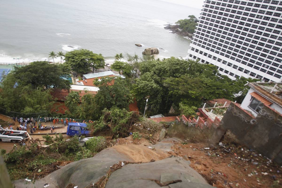 Estragos provocado pela forte chuva na Avenida Niemeyer - Severino Silva / Agencia O Dia